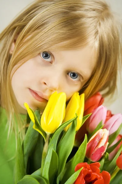 Meisje en tulpen — Stockfoto