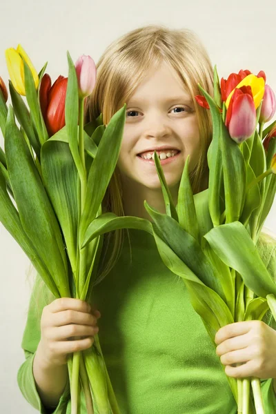 Dziewczyna i tulipany — Zdjęcie stockowe
