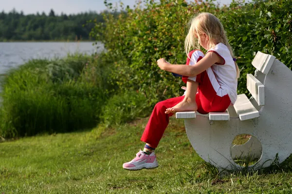 Girl on bench — Stock Photo, Image