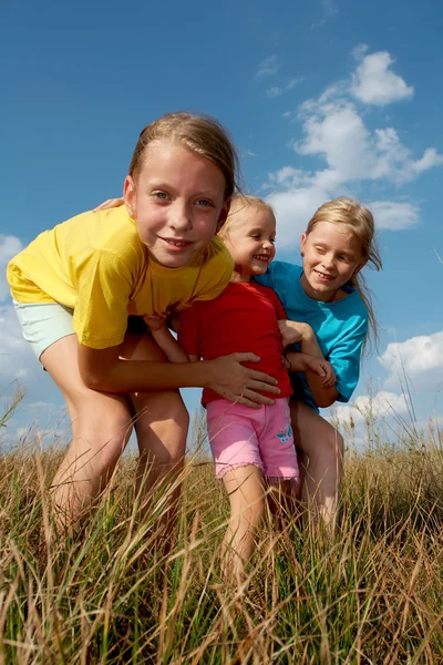 Enfants dans une prairie — Photo