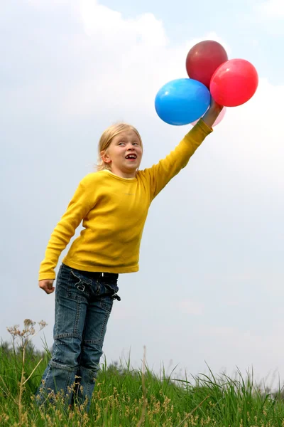 Kinder und Luftballons — Stockfoto