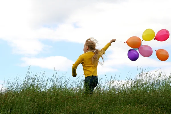 Barn och ballonger — Stockfoto