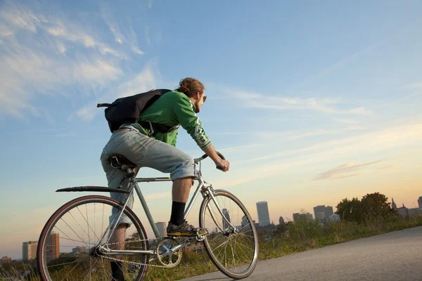 Bike Messenger în fața unui oraș — Fotografie, imagine de stoc