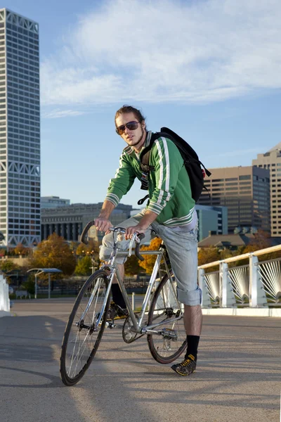 도시에 있는 자전거 리스트 스톡 사진