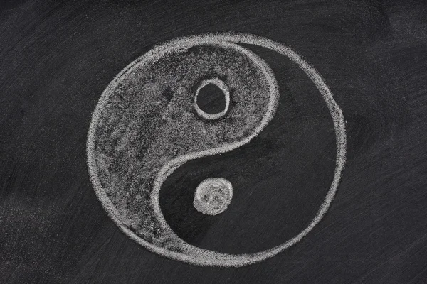 Yin en yang symbool op een schoolbord — Stockfoto