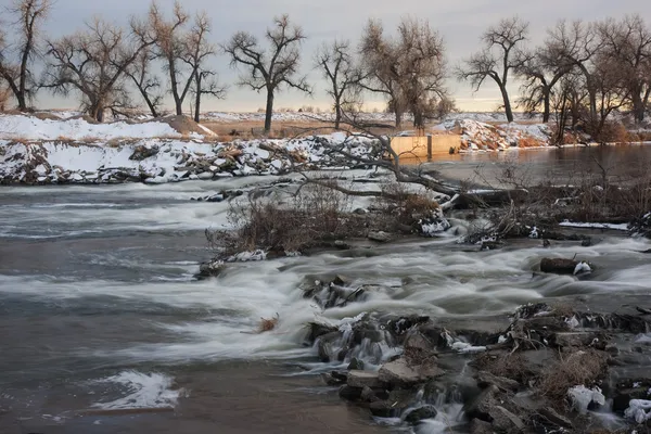 Barragem de desvio de rio no cenário de inverno — Fotografia de Stock