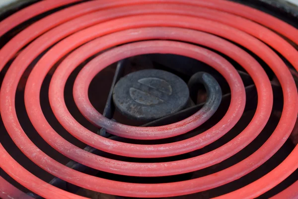 불타는 듯한 뜨거운 전자 레인지 오븐 — 스톡 사진