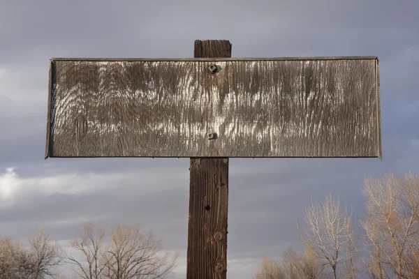 Oude verschoten rechthoekig houten teken — Stockfoto