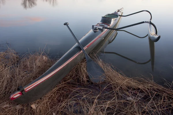 Longa e fina corrida outrigger canoa — Fotografia de Stock