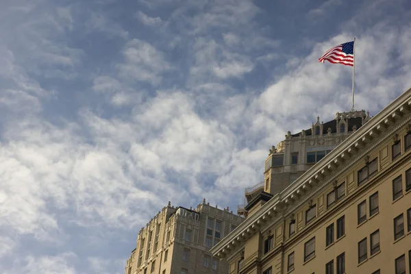 Bandeira americana em um telhado de edifício — Fotografia de Stock