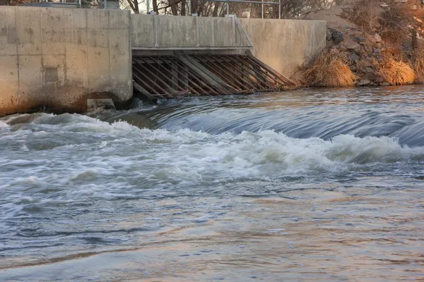 Rivier dam en irrigatie sloot inlaat — Stockfoto