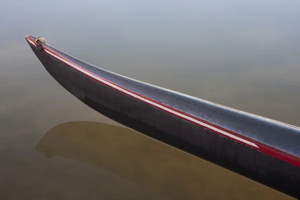 平静的湖面上的赛车皮艇的弓 — 图库照片
