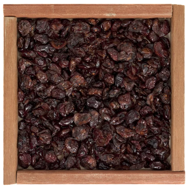 Ahşap kutusunda kurutulmuş cranberries — Stok fotoğraf