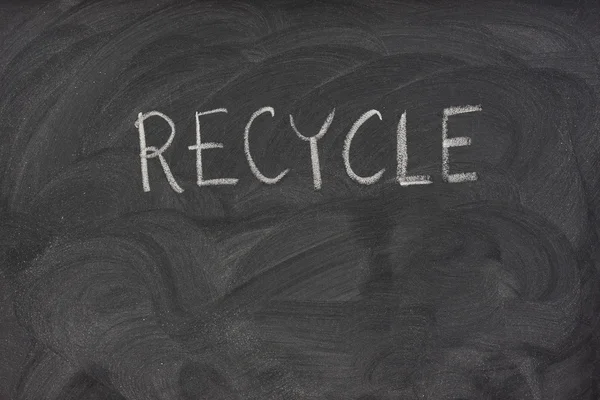 Recycle op een schoolbord school — Stockfoto
