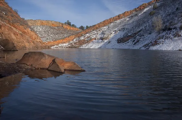 砂岩の崖の山の湖 — ストック写真