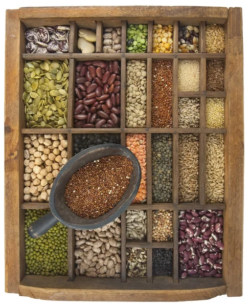 Kugel rote Quinoa und verschiedene Bohnen — Stockfoto