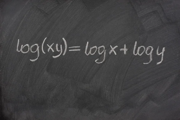 Formule de logarithme sur un tableau noir d'école — Photo