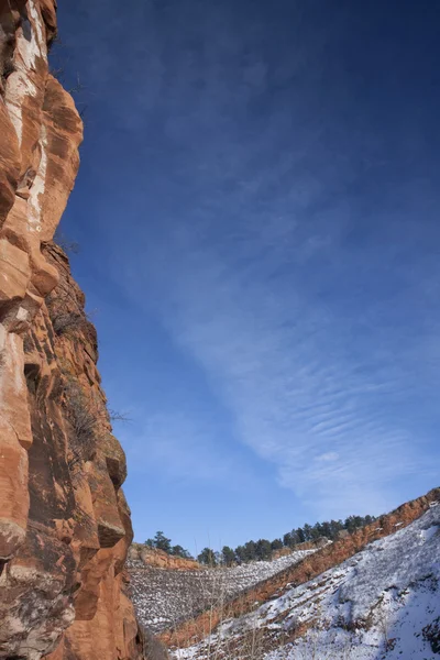 Червона пісковикова скеля і блакитне небо — стокове фото