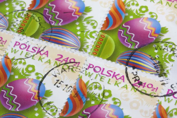 Uova di Pasqua colorate su vecchi francobolli postali — Foto Stock