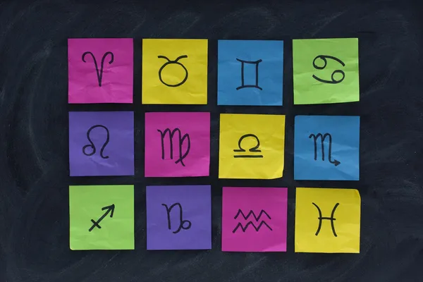 Символы Зодиака на липких нотах — стоковое фото