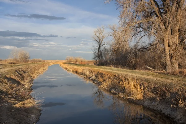 在科罗拉多州的灌溉渠道 — 图库照片
