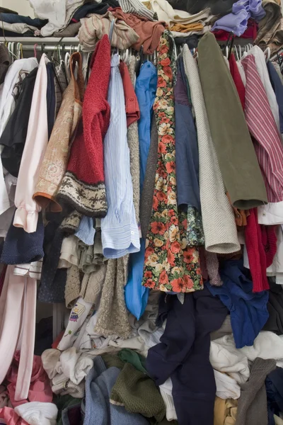 Armário bagunçado cheio de roupas — Fotografia de Stock