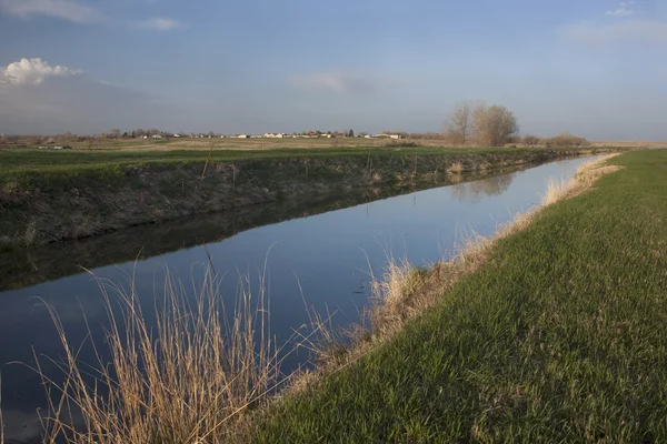 Irrigation channel in Colorado farmland — Stock Photo, Image
