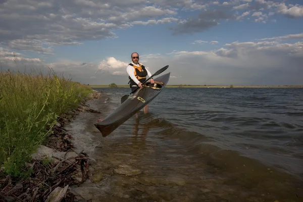 Racing kayak launching on a lake — Stock Photo, Image