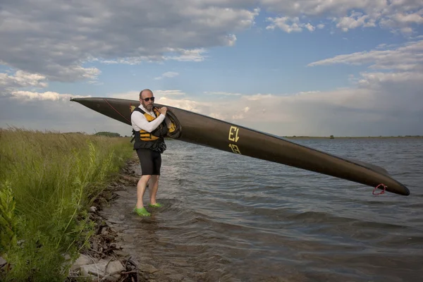 Mature paddler and racing kayak — Stock Photo, Image