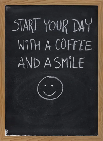 कॉफी और मुस्कान के साथ अपना दिन शुरू करें — स्टॉक फ़ोटो, इमेज