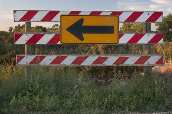 Fin de la barrera vial con señal de flecha —  Fotos de Stock