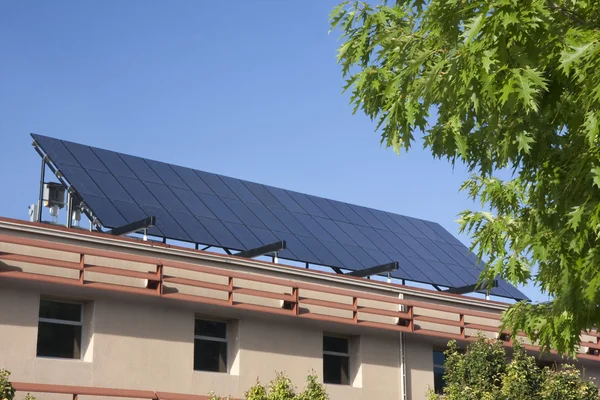 大型建筑屋顶上的太阳能电池板 — 图库照片