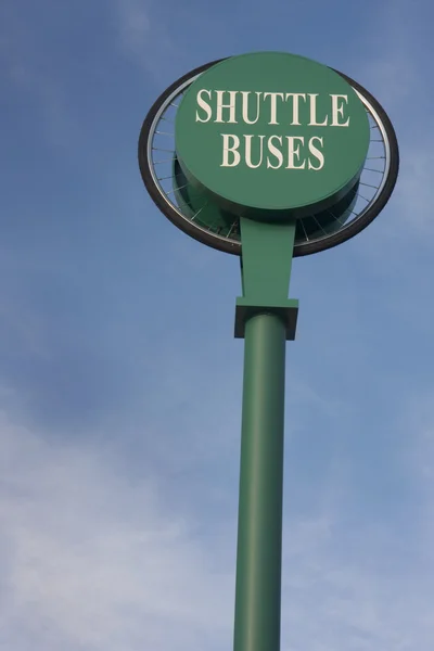 Servisi otobüs işareti mavi gökyüzü — Stok fotoğraf