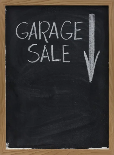 Garagem venda blackboard sinal — Fotografia de Stock