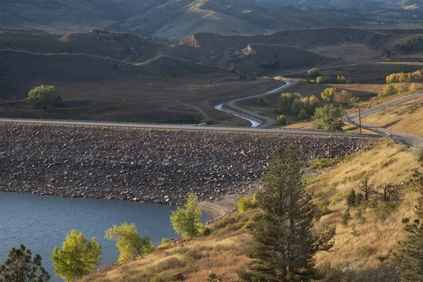 Rock dam op berg reservoir — Stockfoto