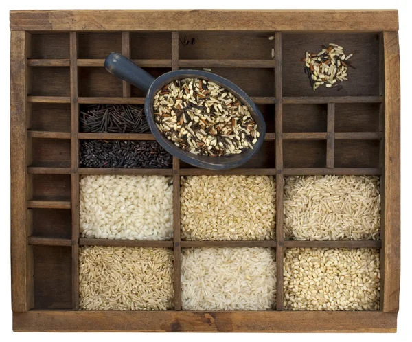 Reiskörner in Holzschublade — Stockfoto