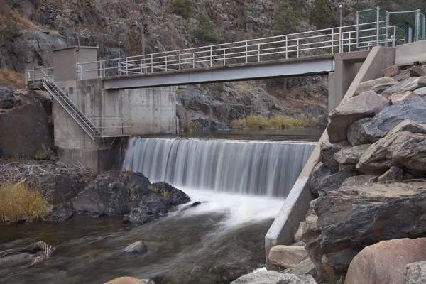 Afleiding dam in een rivier berg — Stockfoto