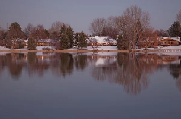 Роскошные дома на берегу озера в сумерках — стоковое фото