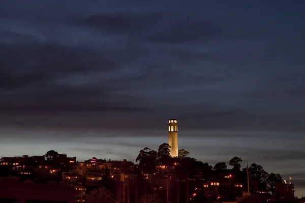 Linha do horizonte noturno de São Francisco — Fotografia de Stock