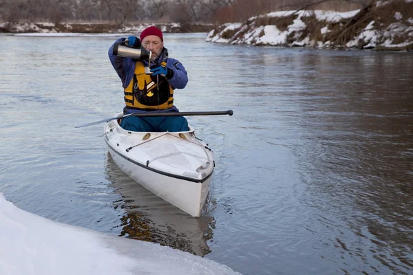 Winter canoe - break for hot tea — Stock Photo, Image