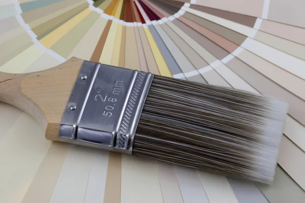 Pinceles y muestras de color de pintura — Foto de Stock