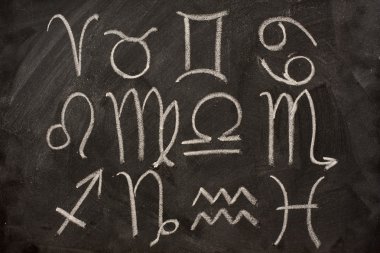 yazı tahtası üzerinde Batı burç sembolleri