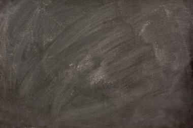 bir kara tahta üzerinde beyaz tebeşir lekeleri