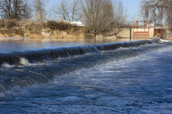 Presa de río que desvía el agua para tierras agrícolas — Foto de Stock