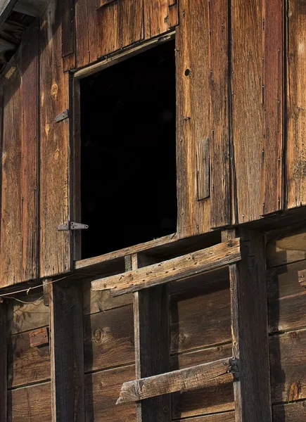 原始的梯子和门在一家旧谷仓 — 图库照片