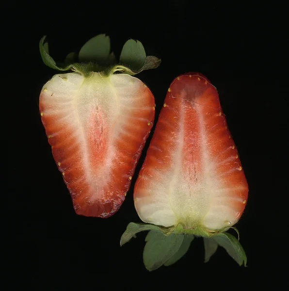 イチゴ黒の上半分にカット — ストック写真