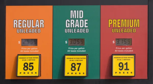 Benzinpreise an der Zapfsäule — Stockfoto