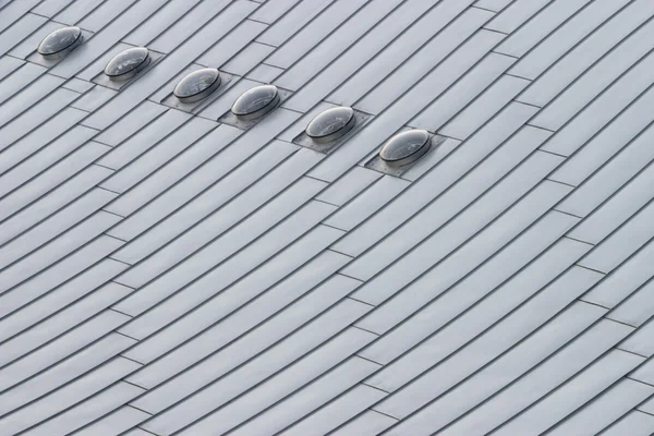 Telhado de metal com clarabóias redondas — Fotografia de Stock