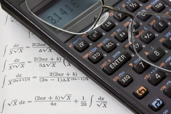 Vědecká kalkulačka, brýle na čtení — Stock fotografie