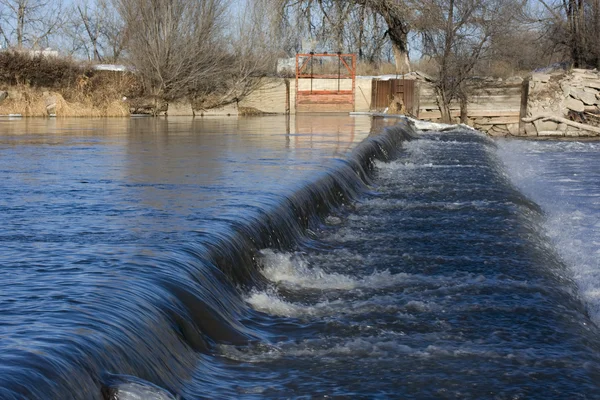 川沿いに転換のダム — ストック写真